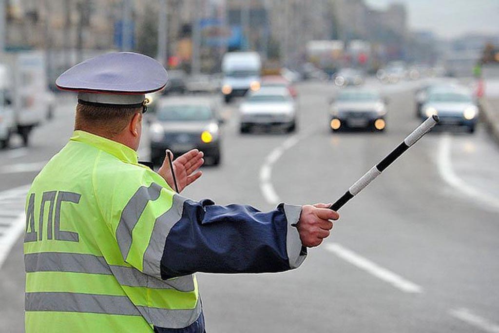 что должен делать инспектор гибдд при остановке авто